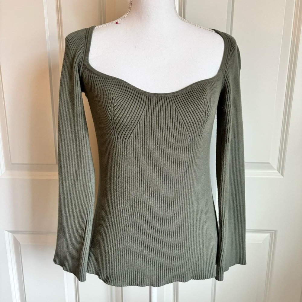 •thick material
•sweetheart neckline 
•size l
•gorgeous olive green color